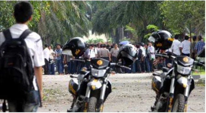 Gambar 3 Pembubaran mahasiswa yang terlibat tawuran oleh pihak Polresta Medan. 