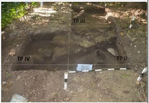 Gambar 4.  Temuan struktur yang tersingkap dari  penggalian di kotak kemungkinan menunjukkan  struktur yang lebih tua, sebelum adanya bangunan 