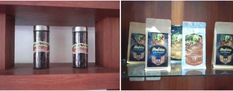 Gambar 12. Biji kopi dan bubuk kopi dalam kemasan produk Balittri.