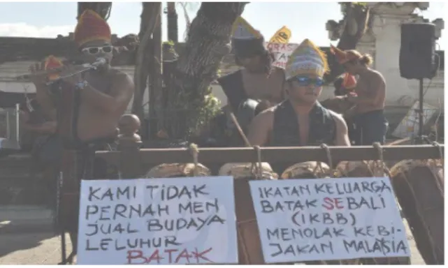 Gambar 3.4: Aksi protes masyarakat Batak 43