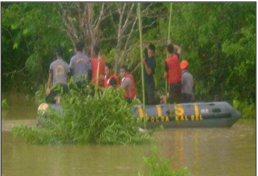 Gambar 4.6 Pencarian korban bencana banjir Sumber: http://www.kalsel.polri.go.id/ 