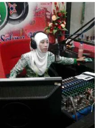 Gambar 13. Aktivis Fatayat NU ketika mengisi acara radio 