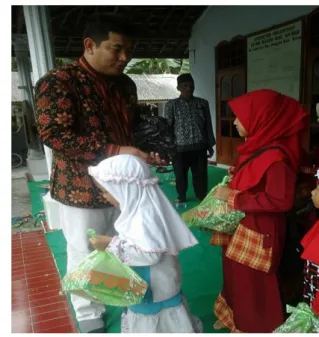 Gambar  6.  Santunan  kepada  santriwan  dan  santriwati  TPQ  An-Nur  dalam  acara  musyawarah    program  pemberdayaan  di  Dusun Gentor  