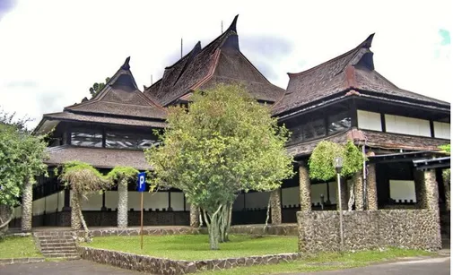 Gambar 1.2, 3.  Gedung Institut Teknologi Bandung karya Henri Maclaine Pont  menunjukkan atap tradisional tetapi diselesaikan dengan teknologi baru
