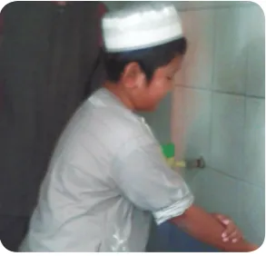 Gambar 5.7. Bersimpuh mencium tangan 