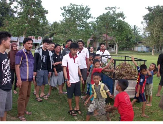 Gambar 2 Kegiatan hari pertama peserta melakukan kebersihan lingkungan sekitar Kantor  Desa Leboto 