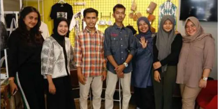 Foto bersama Tim AKSI UI dan talent cuplikan vidio 