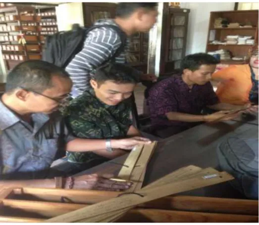 Gambar 2 kegiatan menyalin teks 
