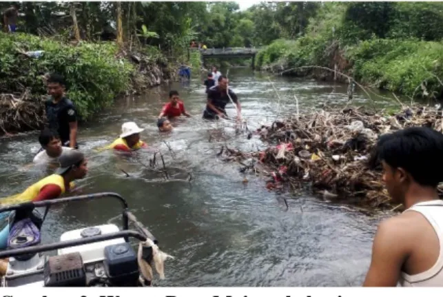 Gambar 2. Warga Desa Mejono bekerjasama  membersihakan aliran sungai 