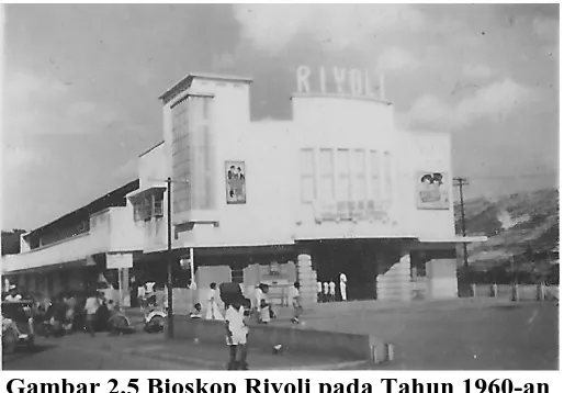 Gambar 2.5 Bioskop Rivoli pada Tahun 1960-an Sumber: Foto Bioskop Rivoli yang sudah tidak ada lagi (Anak Agung Alit Konta's Album, 2011)