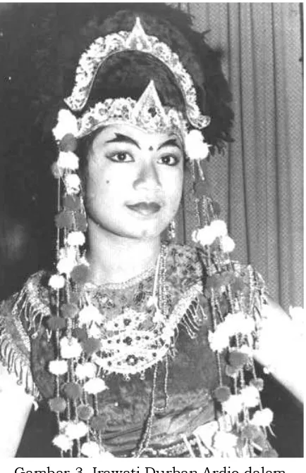 Gambar 3.  Irawati Durban Ardjo dalam kostum tari World Culture.Savoy Homann, Bandung 1958