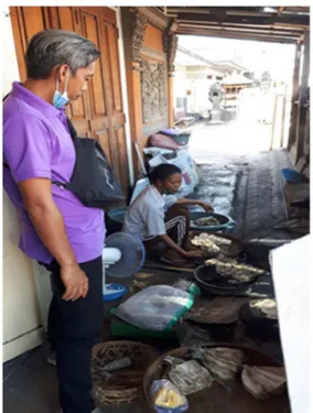 Gambar 2. Kegiatan Observasi pada UMKM di Desa Sangsit (Kuliner)  Kegiatan pelatihan  yang telah  dilakukan  oleh 