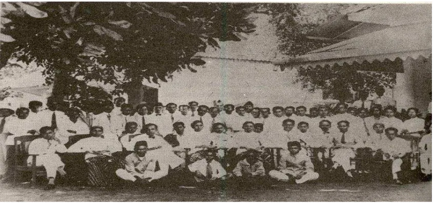 Gambar 7. Panitia dan anggota kongres Pemuda Indonesia ke 2, 28 Oktober 1928 di Gedung Indonesische Club Gebouw jl Kramat Raya 106 Jakarta