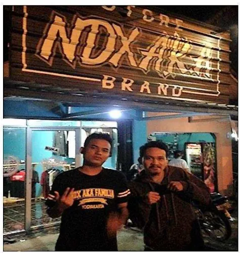 Gambar 03. Yonanda dan Peneliti di Lokasi NDX Store (Sumber: dokumentasi Reza Putradarma, 2017) 