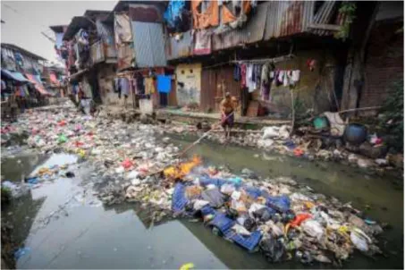 Gambar 2 Sampah yang mencemari sungai karena kurangnya kesadaran masyarakat (Sumber:  https://megapolitan.kompas.com) 