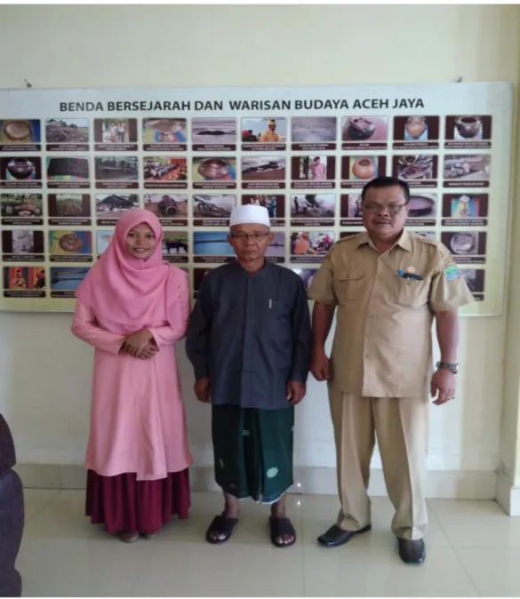 Gambar  12:  Penulis  bersama  tokoh  masyarakat  panga  (ditengah)  dan  kepala  sekretariat MAA Kabupaten Aceh Jaya (sebelah kiri peulis) (dok