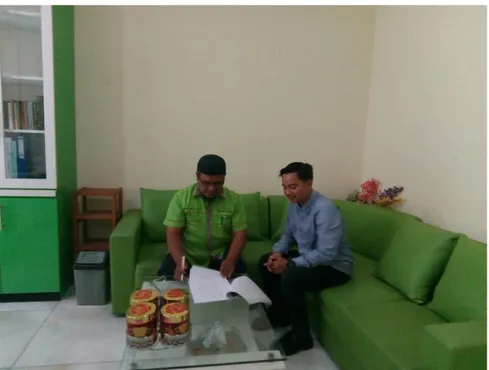 Gambar  1.  Wawancara  dengan  Bapak  Nur  Isnaini,  selaku  manajer  BMT  Nurul  Barokah Sambi Boyolali