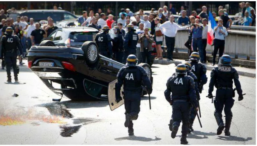 Gambar I: Demonstrasi Anti-Uber di Paris, Prancis. Sumber: The Wired 