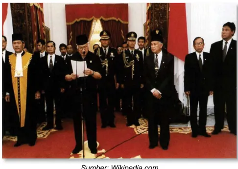 Gambar 1.12 Pelantikan B.J. Habibie Sebagai Presiden Ke-3 RI