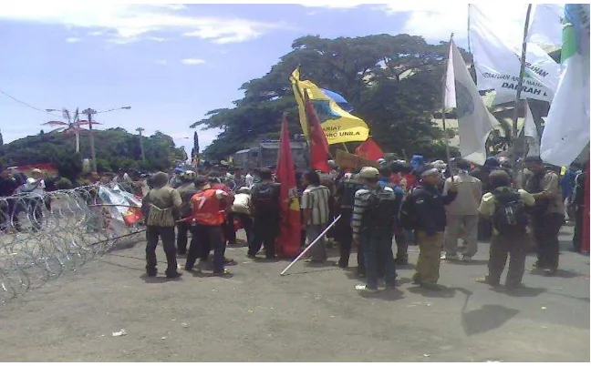 Gambar 2. Aksi Aliansi Parlemen Jalanan (APJ) di Gedung DPRD  