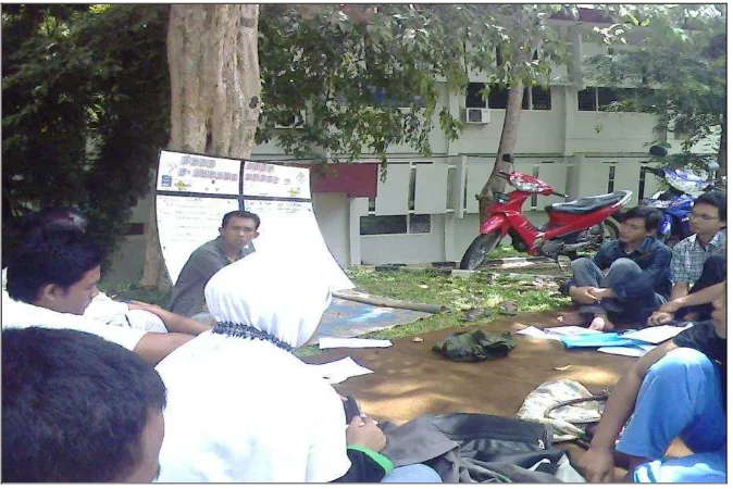 Gambar 5. Duduk bersama wakil rakyat di depan Gedung DPRD Propinsi Lampung untuk menyuarakan tuntutan rakyat (Dokumentasi Franciscus, 2009) 