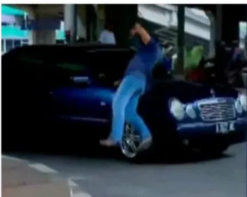 Gambar 1.2 Laki-laki Tertabrak Mobil dalam sinetron “Dewa”  Sumber:Youtube, 12 Desember 2011 