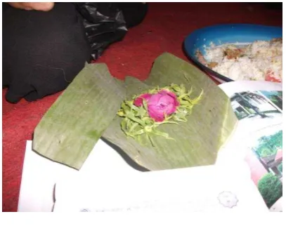 Gambar 5. Bunga kenanga, bunga mawar dan 