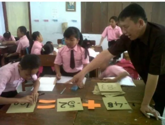 Gambar 3 Guru Membimbing Simulasi 