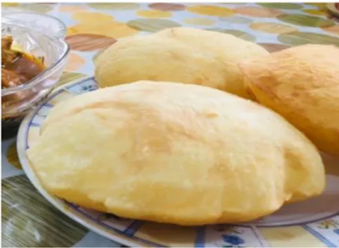 Gambar foto 2.1 menunjukkan perbezaan saiz roti puri yang tidak dicampurkan dengan yis dan roti  puri yang telah dicampurkan dengan yis