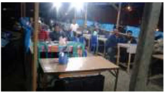 Gambar  1.  Penonton  yang  duduk  di  tempat baguarau lapiak. 