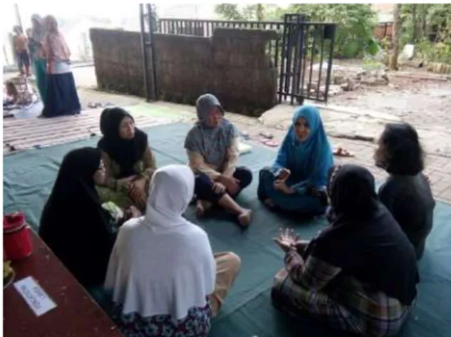 Gambar 1. Pelaksanaan penyuluhan pada lansia  peserta Posyandu Lansia  RW  09 Gondoriyo, Kecamatan Ngaliyan Kota Semarang