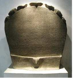 Gambar menunjukkan prasasti Telaga Batu yang dijumpai di Palembang, Sumatera