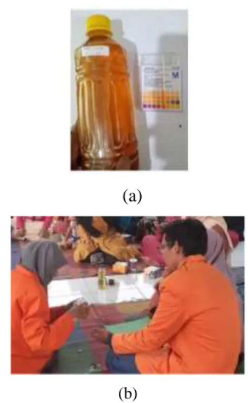 Gambar 2. (a) Sampah plastik yang sudah  dirajang, (b) Demonstrasi oleh teknisi 