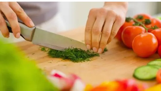 Gambar 2: Memotong sayuran dengan pisau 