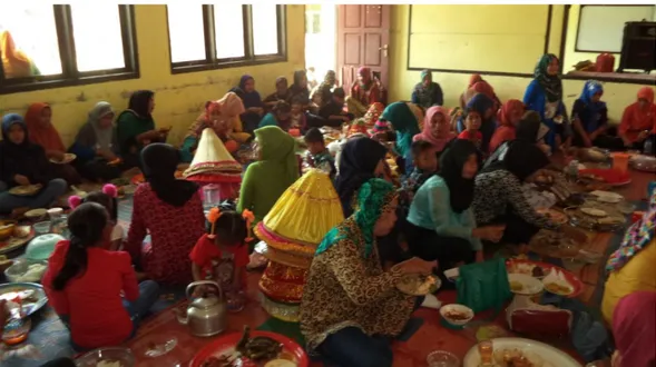 Gambar makan bersama bapak-bapak masyarakat Desa Lambaya 