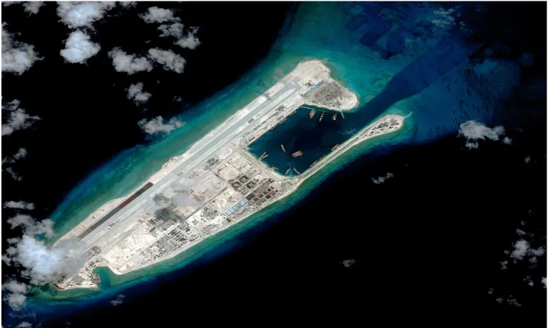 Gambar 1.6 Keadaan Fiery Cross Reef  setelah reklamasi yang dilakukanoleh China. Gambar diambil pada tanggal 3 September 2015 melaluipengamatan satelit.