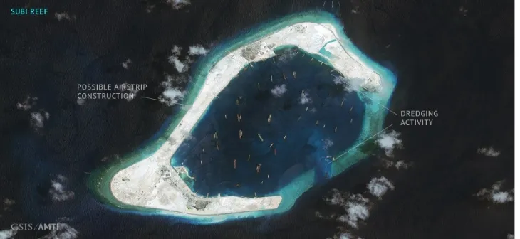 Gambar 2.2 Kondisi Subi Reef tertanggal 3 September 2015. Tampakkemungkinan China sedang membangun landasan pesawat kedua selain landasan pesawat yang dibangun di Fiery Cross Reef