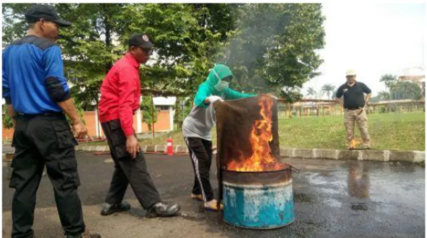 Gambar 3.13: Latihan Pemadam Kebakaran           