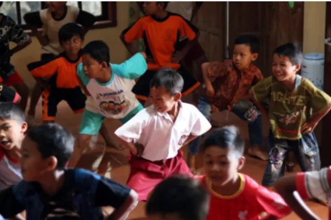 Gambar 1: Latihan tari Bocah Gundul yang di ikuti  oleh anak-anak usia sekolah dasar.