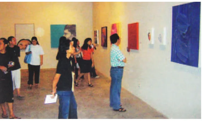 Gambar 2.1 Pengunjung pameran melihat karya seni rupa 2 dimensi yang dipamerkan