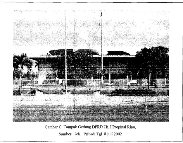 Gambar C.  Tumpak Gedung DPRD Tk.  I Propinsi Riau,  Slllllbcr:  Dok.  Pribmli  Tgi  Hjuli  2002 