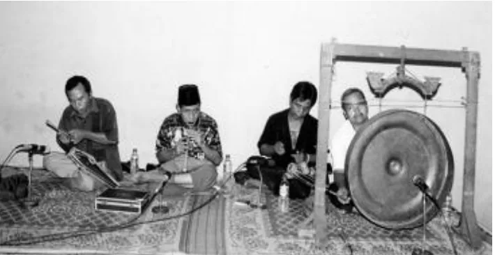 Gambar 11: Posisi pemain musik Gendang Lima Sendalanen dalam upacara adat. (Sumber: Dok