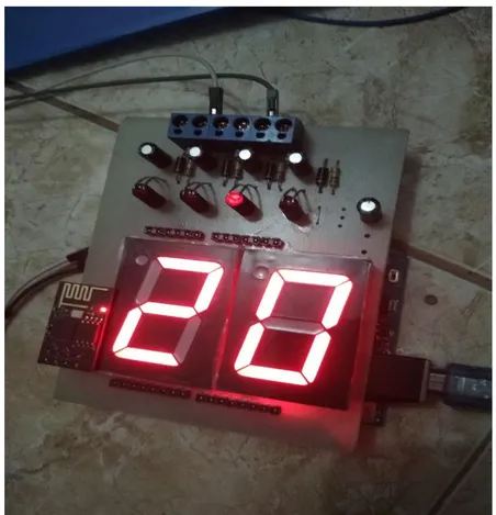 Gambar  6.  adalah  tampilan  luar  prototype  sistem  monitoring  pada  OLTC  yang  tersusun  dari  komponen  rangkaian  elektronika  seperti,    LED  tujuh  segmen,  mikrokontroler  Arduino  Uno,  regulator, pin input di bagian bawah, lalu modul ESP8266 