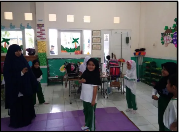Gambar 2. Guru sedang memberikan demonstrasi gerak kepada siswa  kelas 1.1 Ar-rahmanSD Islam Athirah 2 Makassar yang berperan sebagai 