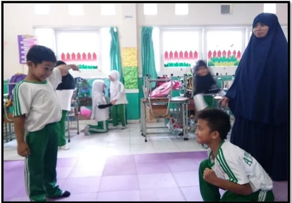 Gambar 3. Guru sedang memperhatikan  Siswa kelas 1.1 Ar-rahman SD  Islam Athirah 2 Makassar yang sedang berdialog