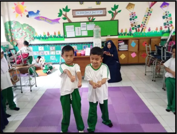 Gambar 7. Siswa kelas 1.1 Ar-Rahman SD Islam Athirah 2 Makassar  menunjukkan sifat  tidak konfirimis yaitu tidak menolak untuk diajari oleh temannya 