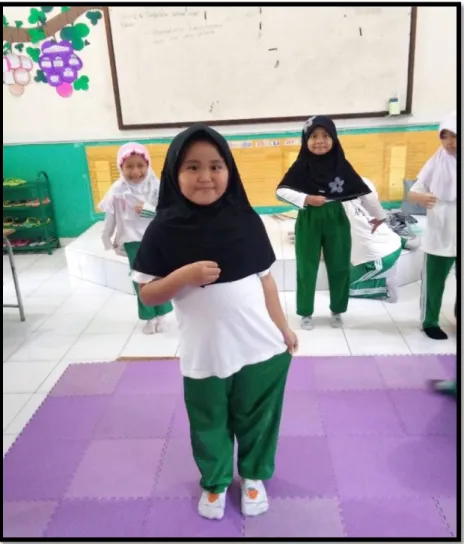 Gambar 9. Siswa kelas 1.1 Ar-Rahman SD Islam Athirah 2 Makassar berani  tampil di depan temannya