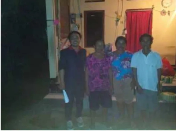 Gambar 3: Penyerahan Sembako dan foto bersama Keluarga Bapak I Made Jegeg