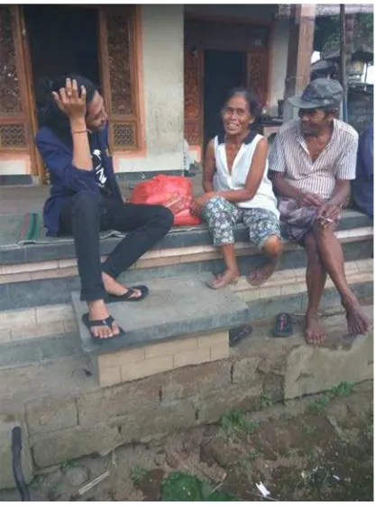 Gambar 3: Berbincang-bincang dengan Bapak I Wayan Kiteg dan Ibu Ni Wayan 