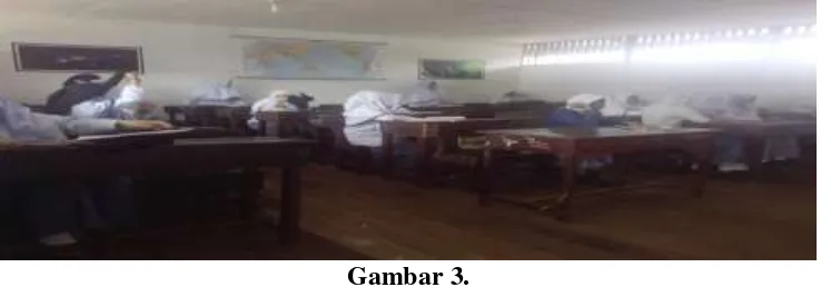 Gambar 3. Siswa mengerjakan tugas yang diberikan oleh guru (Metode Penugasan) 